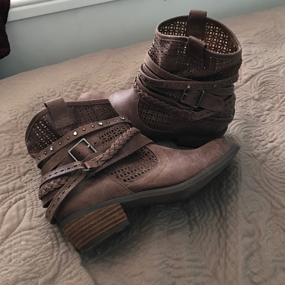 NWOT ankle boots