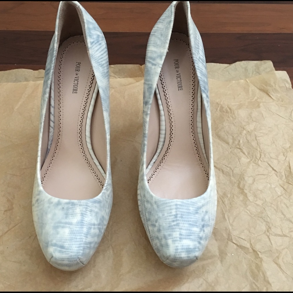 Blue/white pattern heels