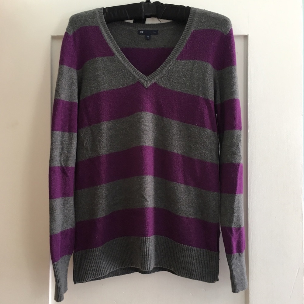 Gap mid-weight v-neck sweater