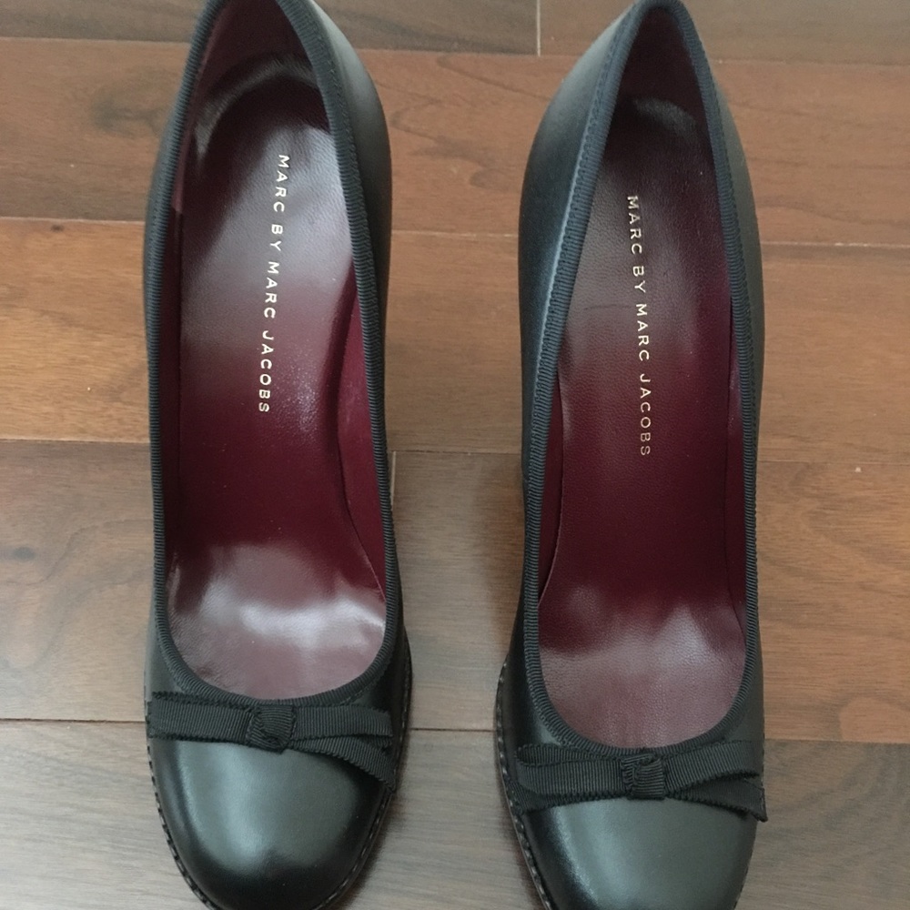 Black Marc Jacobs geeks with bow