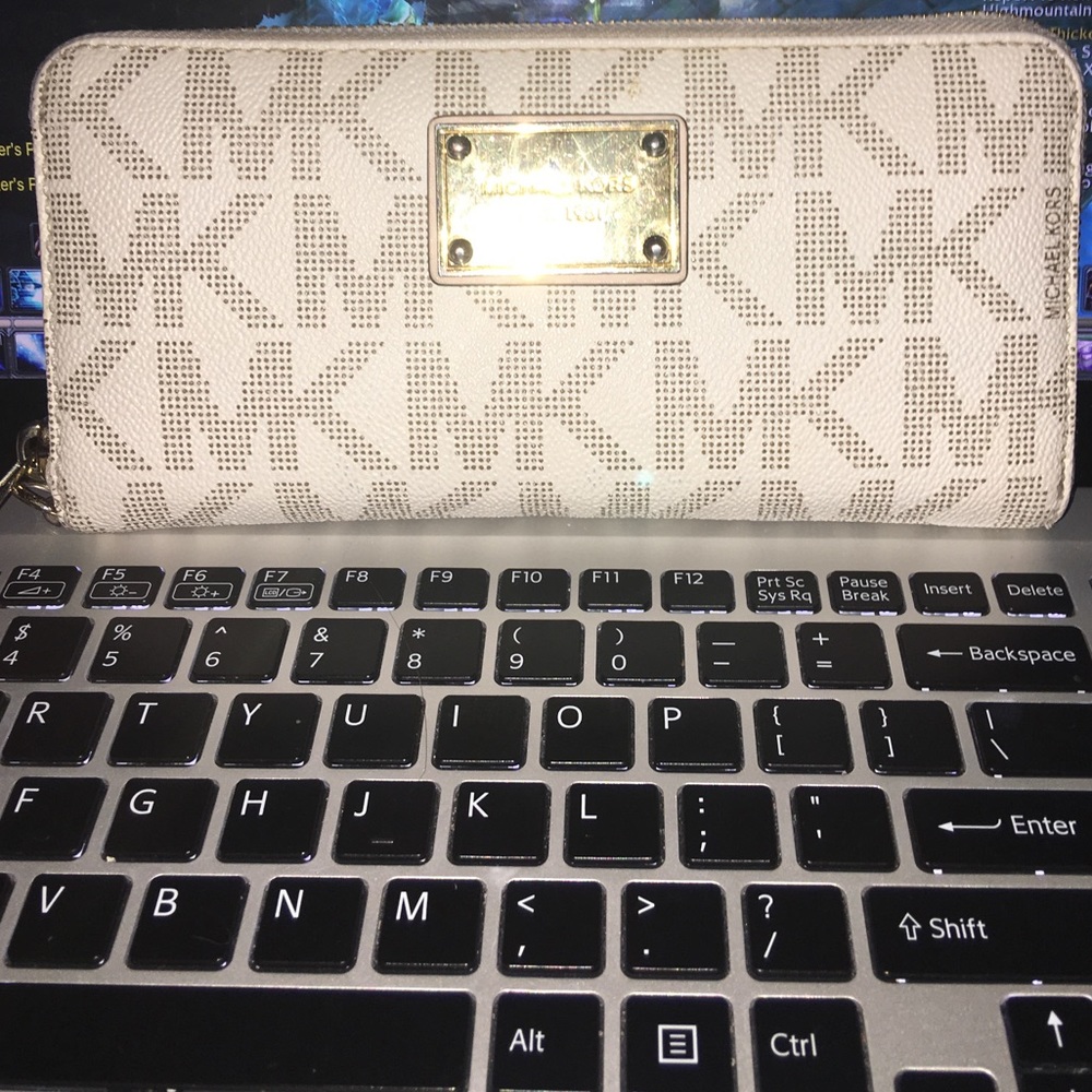 Michael kors vanilla logo wallet