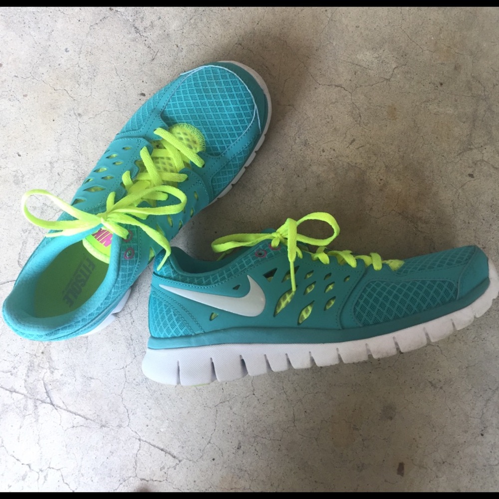 Size 9 Nike tennis shoes