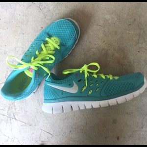 Size 9 Nike tennis shoes