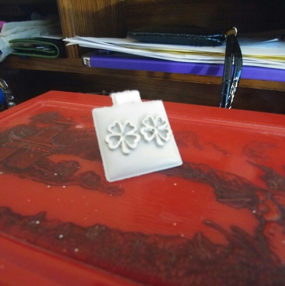 🔻Final Price🔻 Clover Earrings - Picture 5 of 6