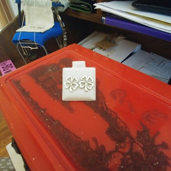 🔻Final Price🔻 Clover Earrings - Picture 6 of 6