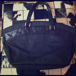 Vintage Black Fendi handbag with zip closure!