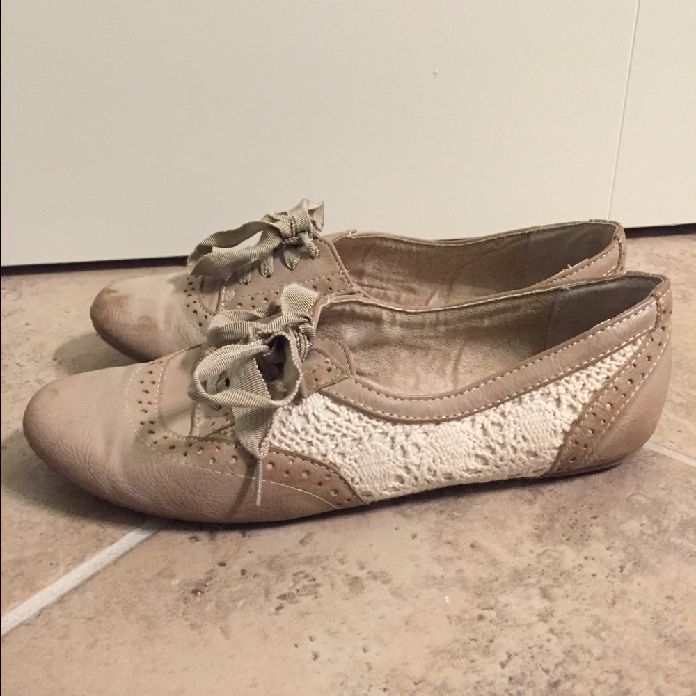 Taupe Oxford Shoes with Eyelets and Lace
