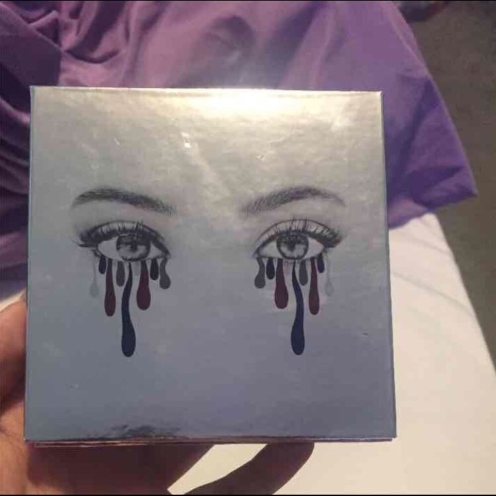 Kylie's holiday eyeshadow palette