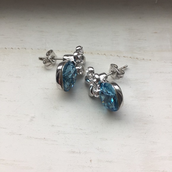 Vintage Jewelry - - pretty little Studs