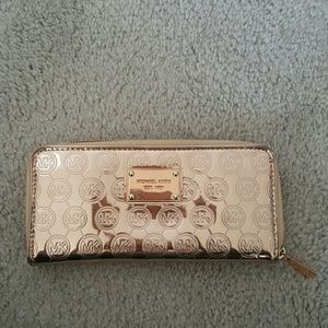 Michael Kors Rose gold zippy wallet 100% authentic
