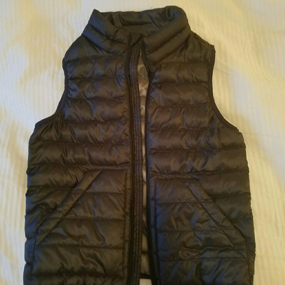 Never worn boys size 9-10 Uniqlo down Vest