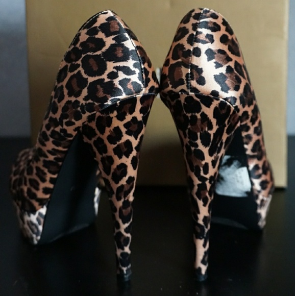 Leopard print Bebe pumps - Picture 2 of 4