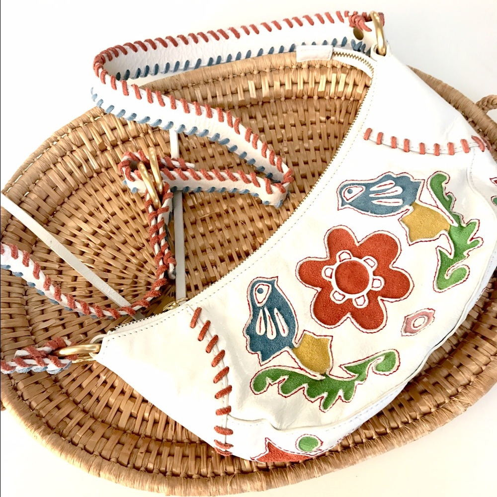 ✨HP🎉pick!✌🏼️Embroidered white leather purse