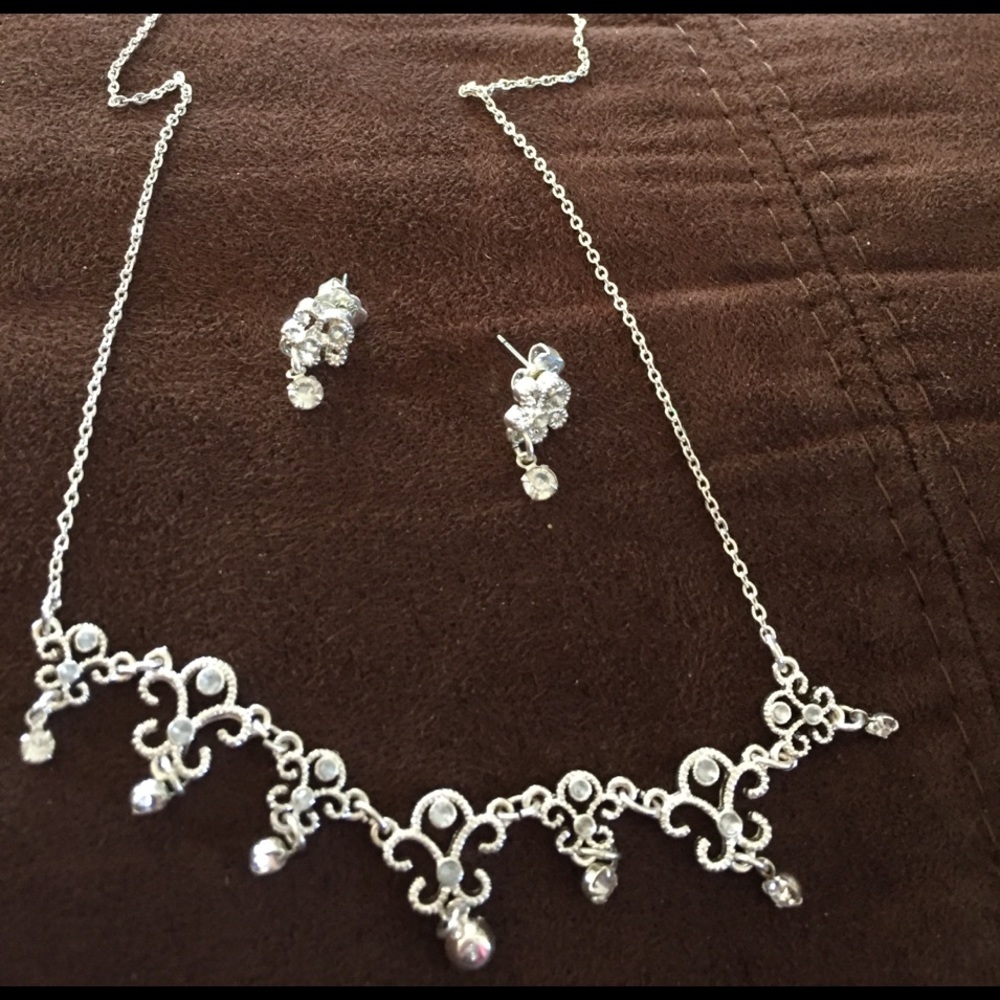 💕 Beautiful crystal necklace and earring set 💕