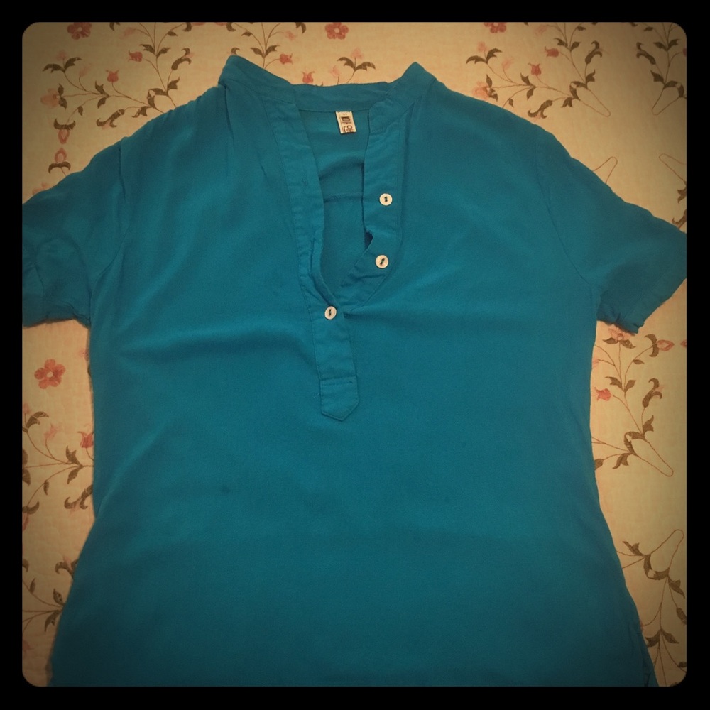 Ho 10 bright blue button tee