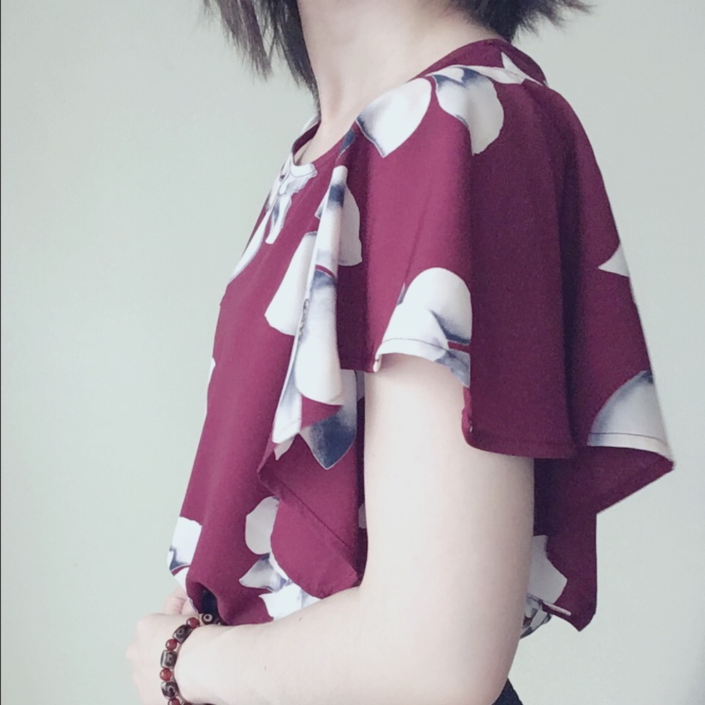 5⭐️Burgundy bold floral flutter sleeve hi-low top - Picture 5 of 7