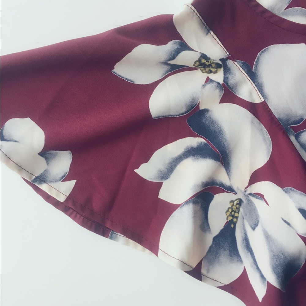 5⭐️Burgundy bold floral flutter sleeve hi-low top - Picture 6 of 7