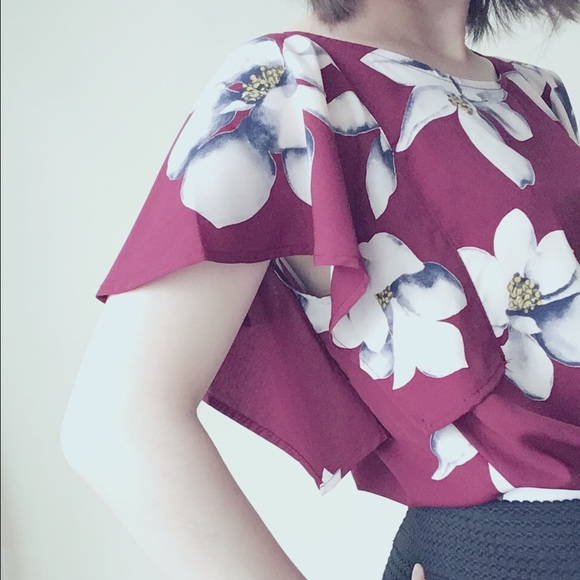 5⭐️Burgundy bold floral flutter sleeve hi-low top - Picture 4 of 7