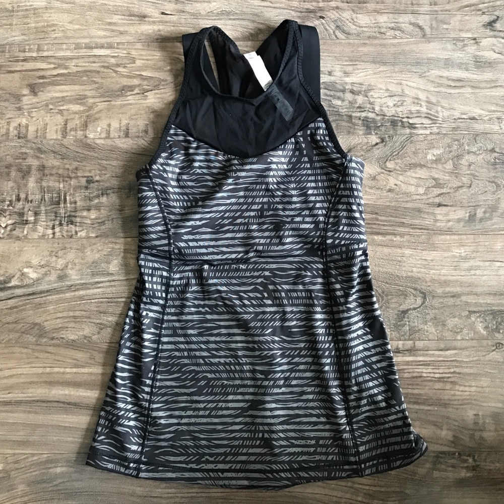 Lululemon top with built in bra cute mesh detail 2
