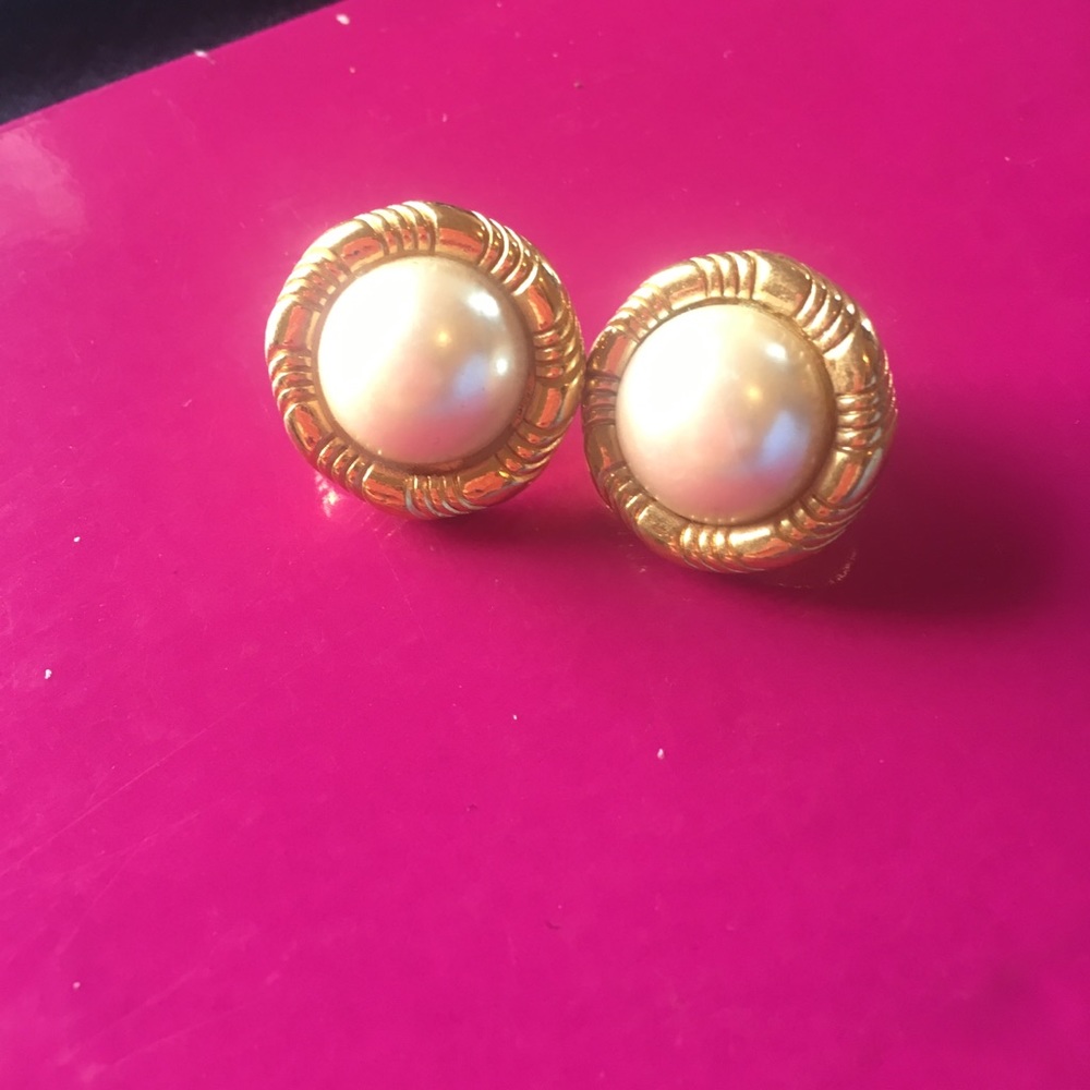 Pearl and gold earring studs