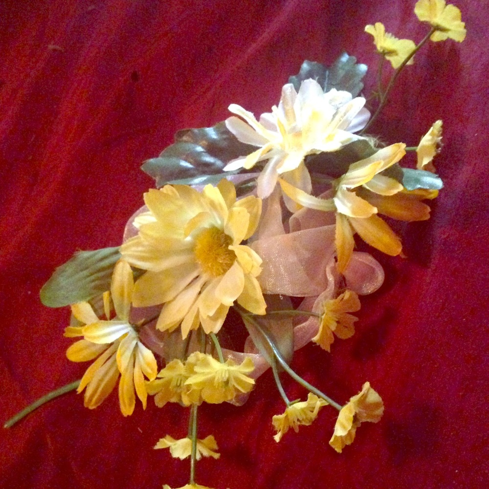 VNTG Cascading Daisy Handmade Hair Accessory