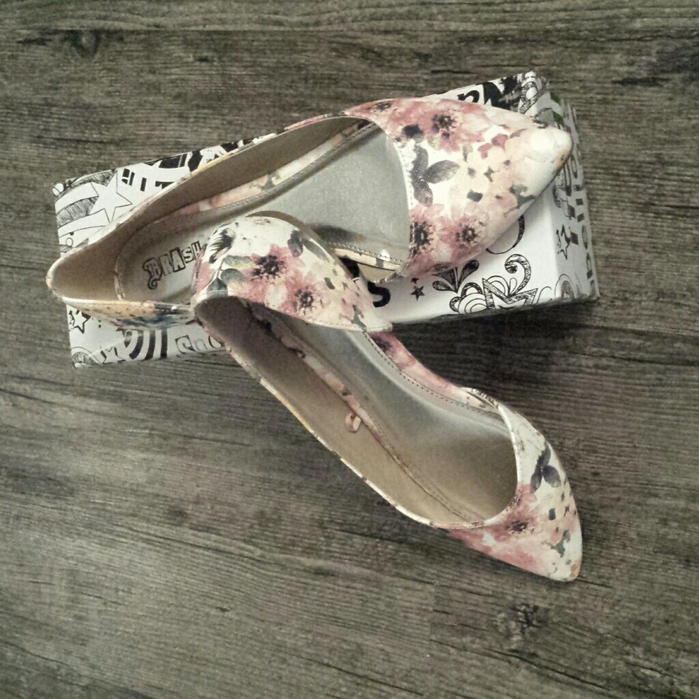 Brash Carissa light pink and floral pointed toe