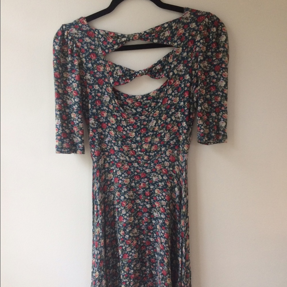 Back at it floral dress with back cut-outs - Picture 1 of 5