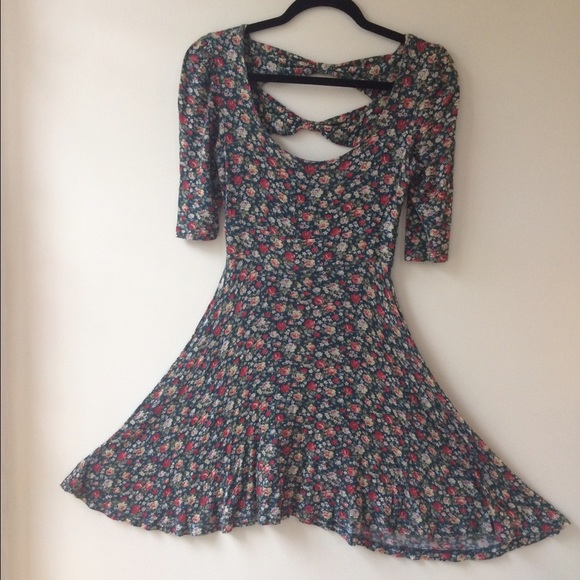 Back at it floral dress with back cut-outs - Picture 4 of 5