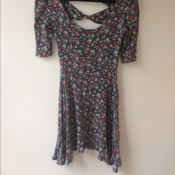 Back at it floral dress with back cut-outs - Picture 3 of 5