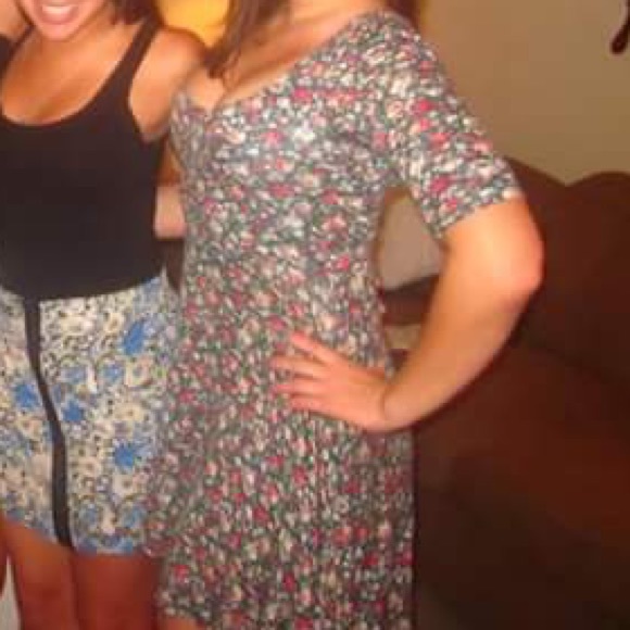 Back at it floral dress with back cut-outs - Picture 2 of 5