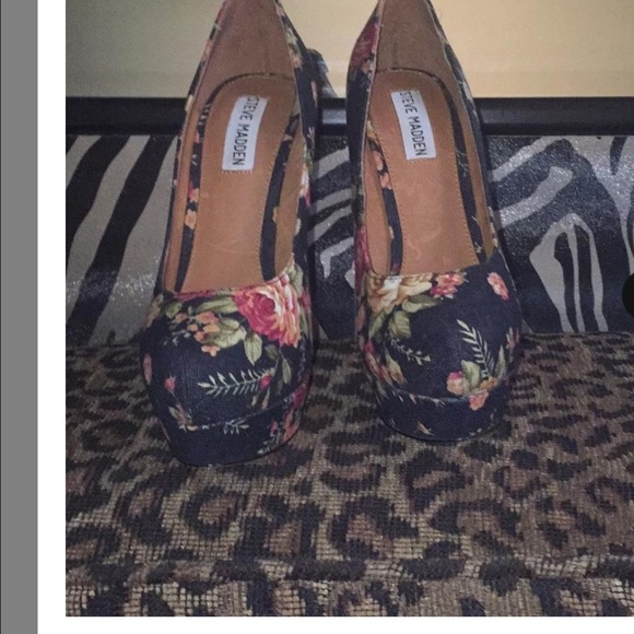Floral Steve Madden pumps. Like New. - Picture 2 of 5