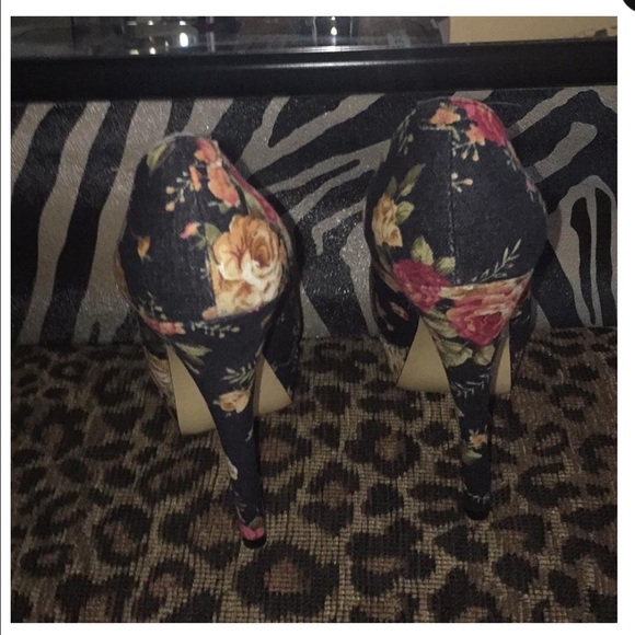 Floral Steve Madden pumps. Like New. - Picture 3 of 5