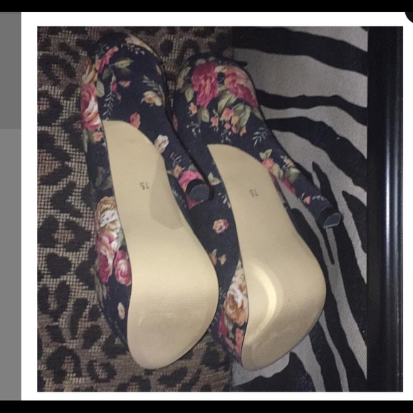 Floral Steve Madden pumps. Like New. - Picture 4 of 5