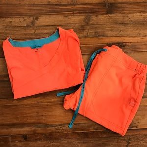 🎉NEW ITEM🎉 Medium Coral Carhartt Scrub set