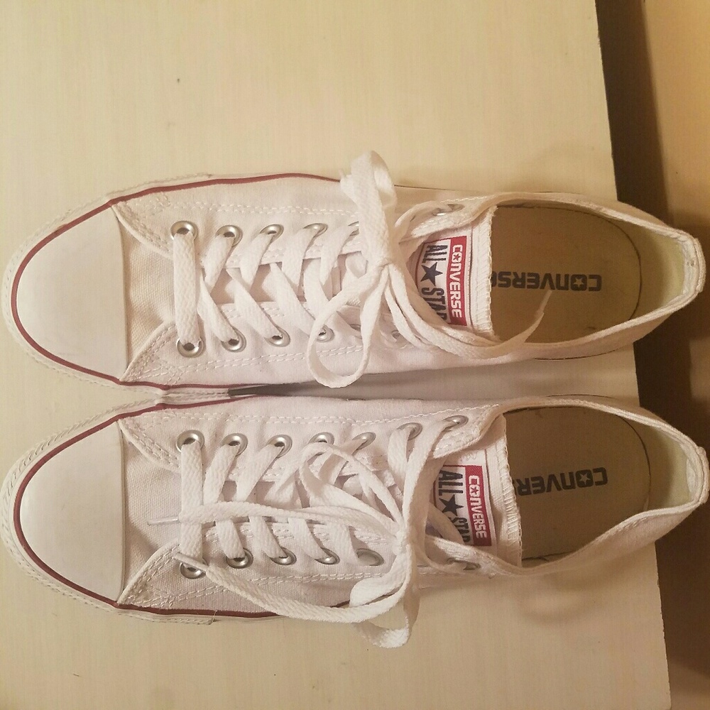 Mens White Lowtop Converse Size 9.5