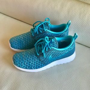NIB Nike Women Rosherun Flyknit, Size 6.5