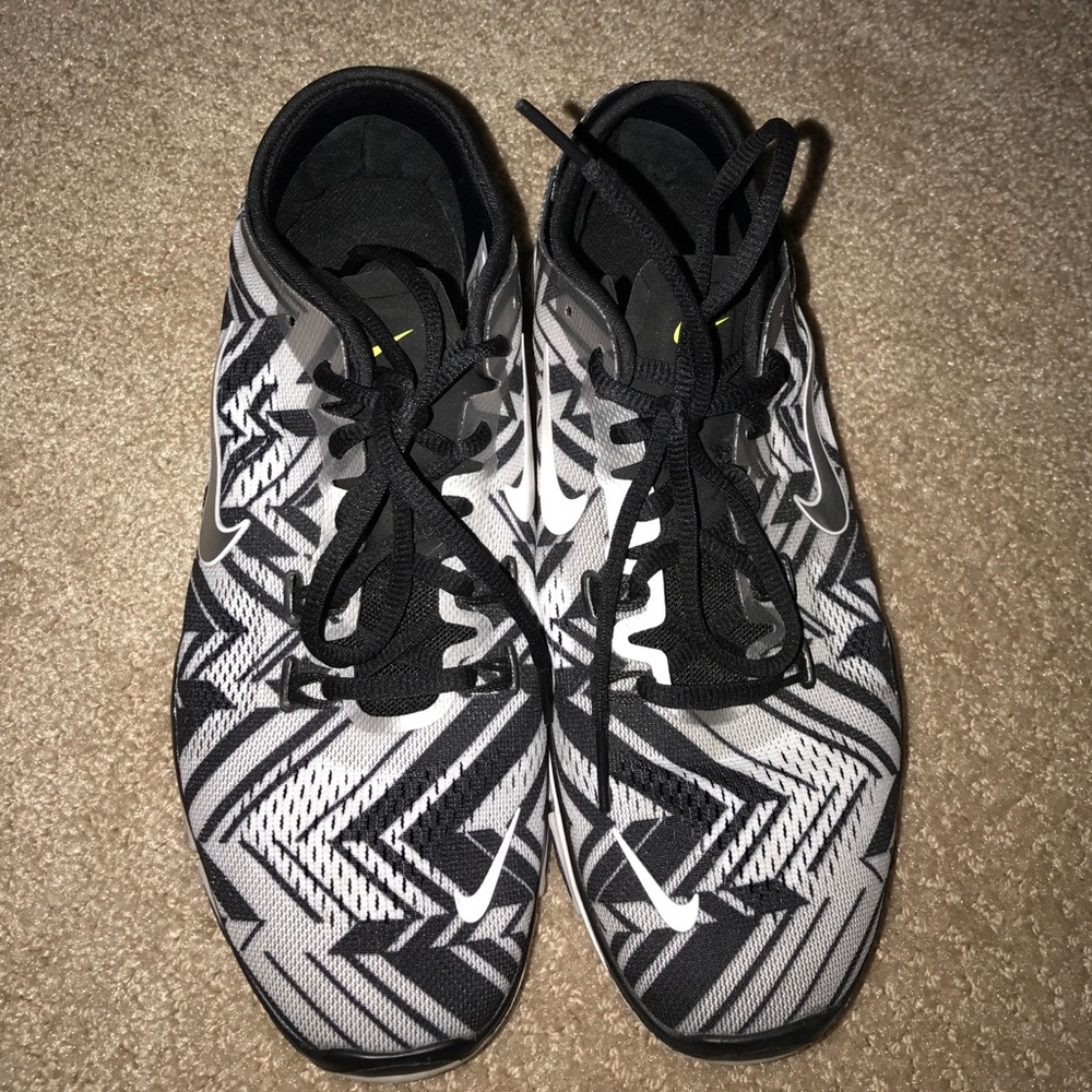 Black, white, and gray Nike Free TR FIT 4 5.0