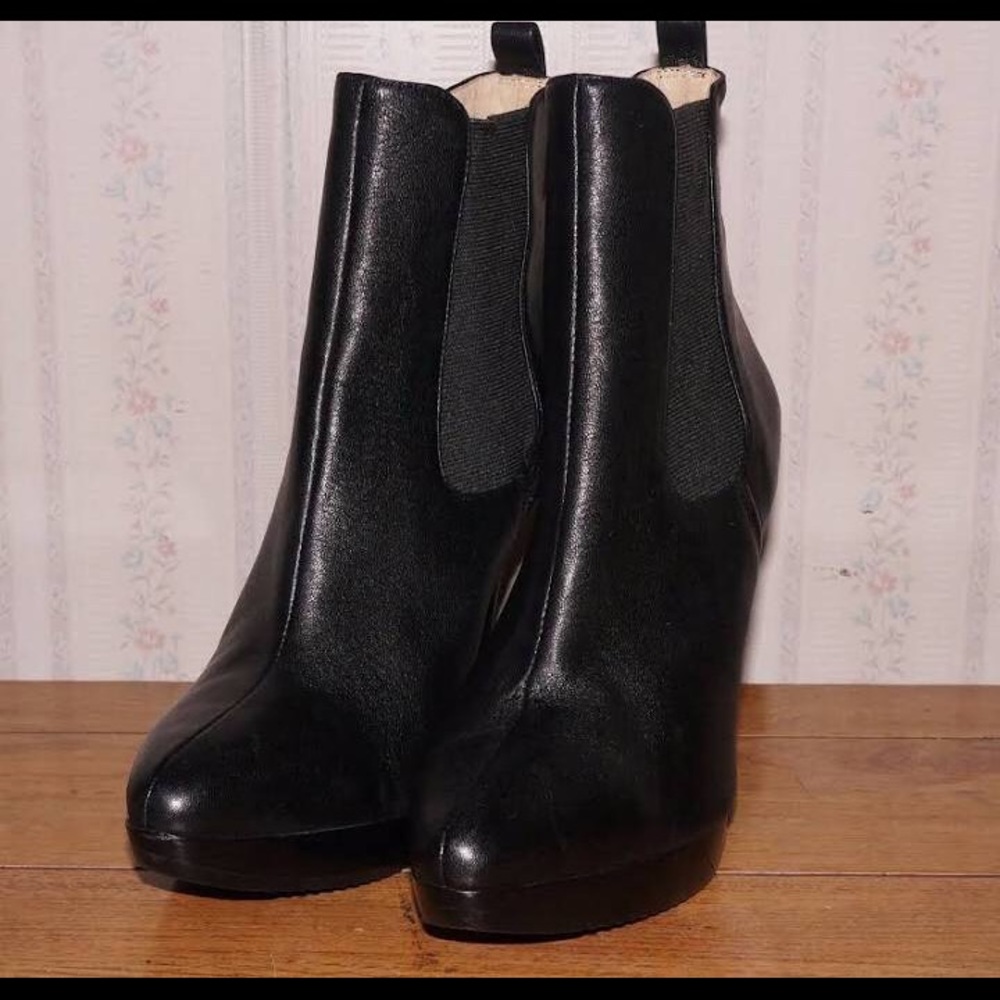 Michael Korea size 8 black healed booty shoe