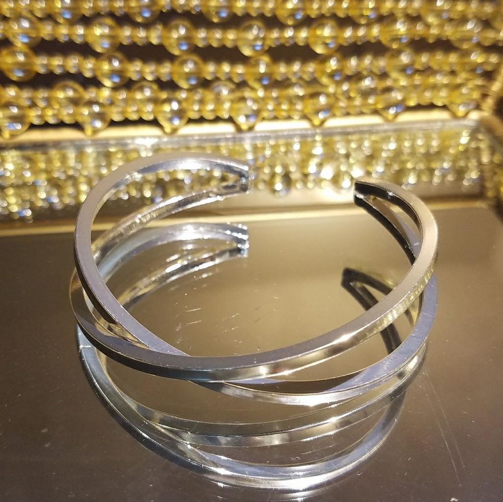 NEW! Silver criss-criss open bangle