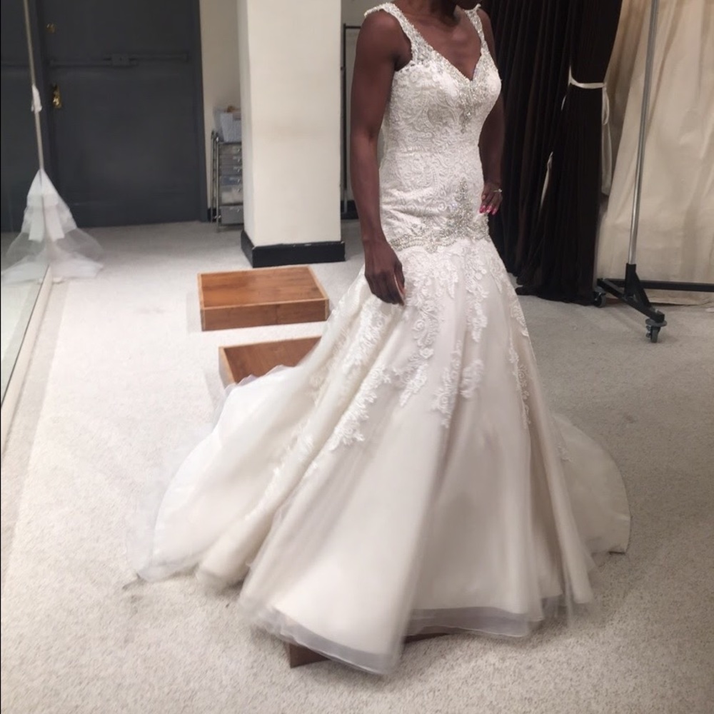 Stunning wedding dress never used