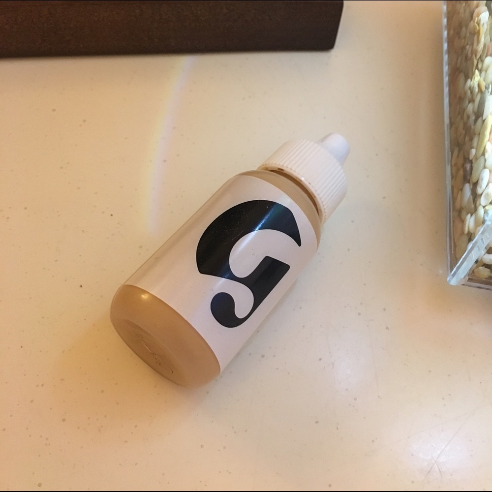 Glossier Perfecting Skin Tint in Medium