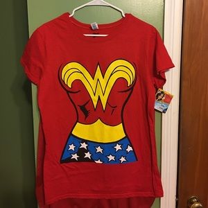 Wonder Woman t-shirt with cape BNWT