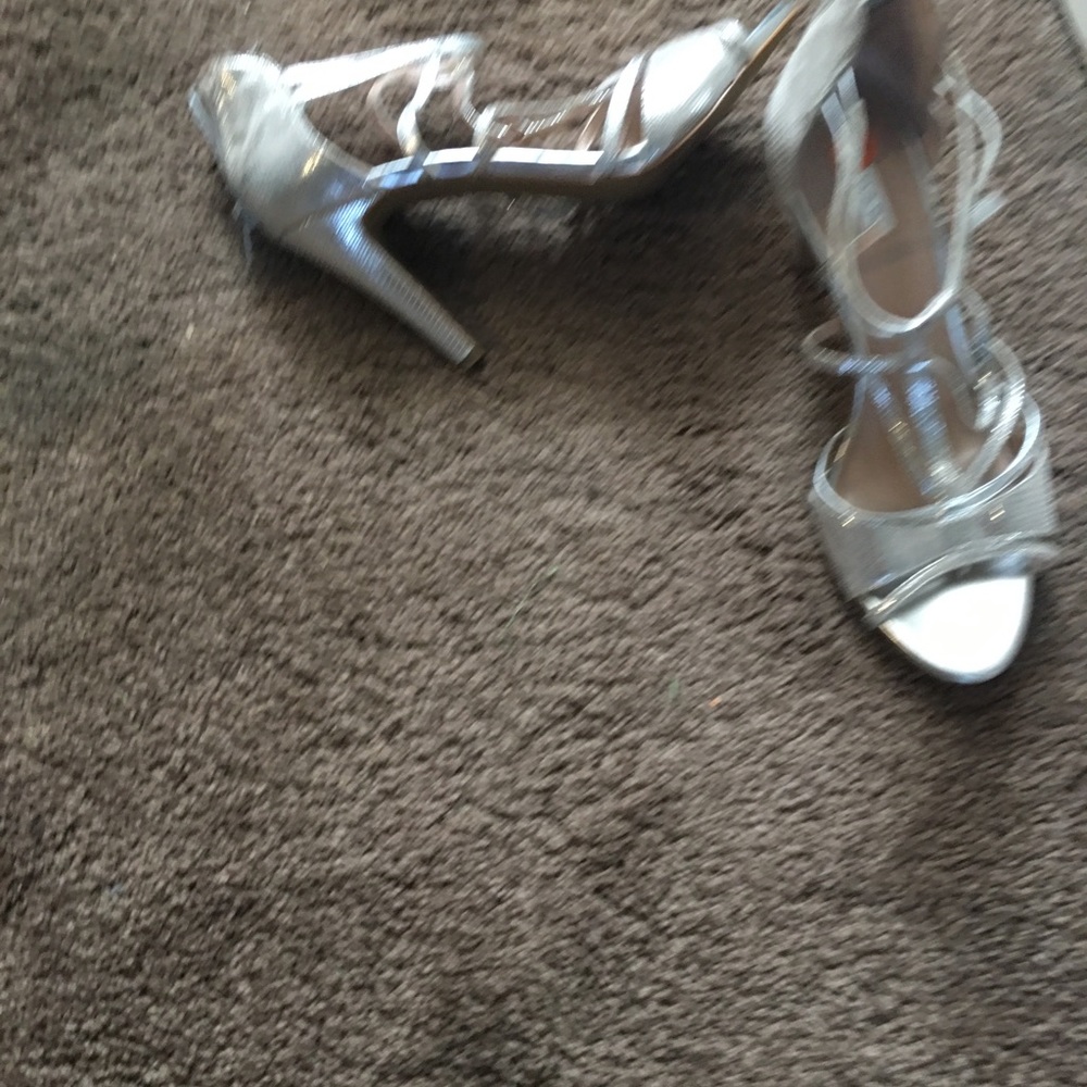Tahari silver shoes, excellent condition 4" heels