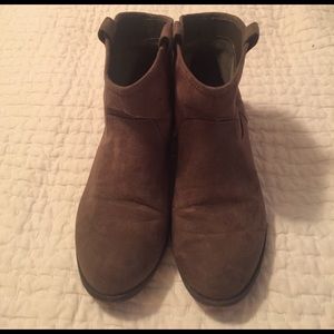 Missing suede ankle booties EUC!