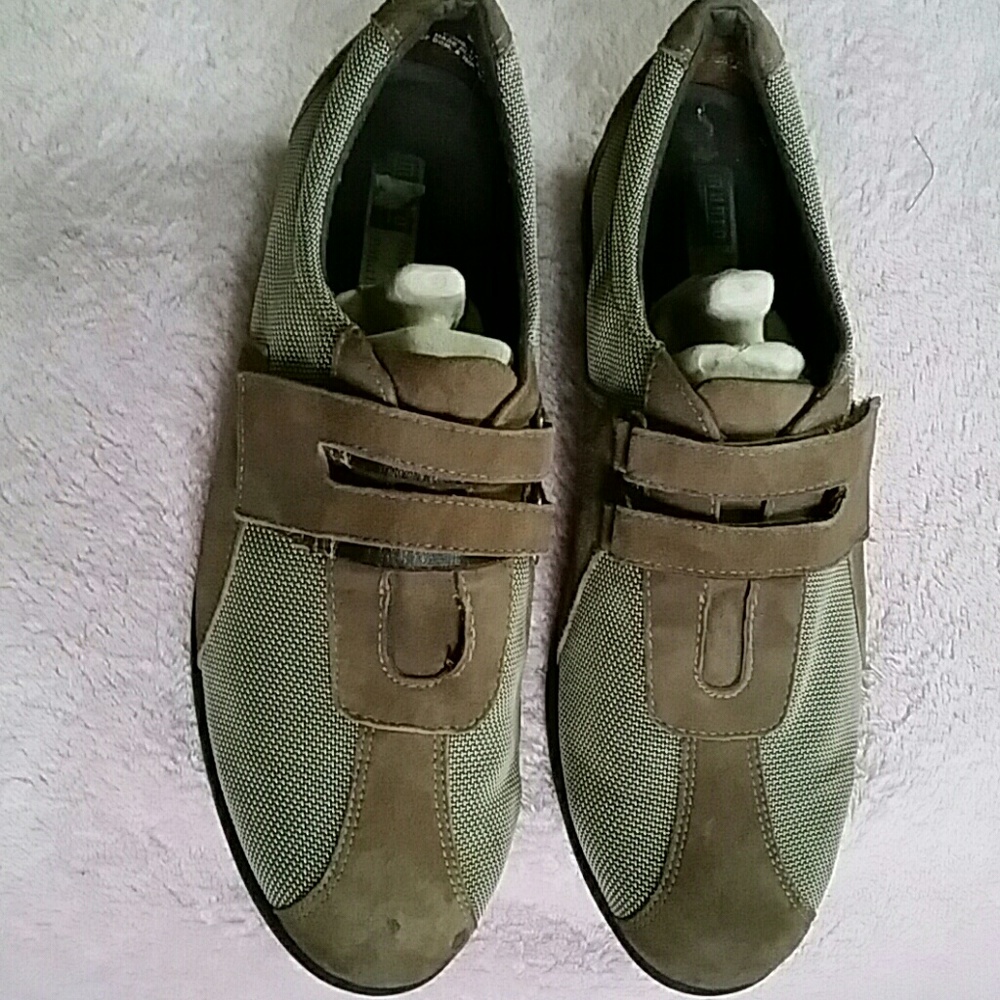 Casual flats size 8M