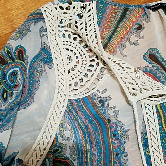 SALE Sheer and elegant paisley top - Picture 2 of 4