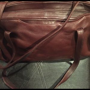 Brown leather hobo shoulder bag.