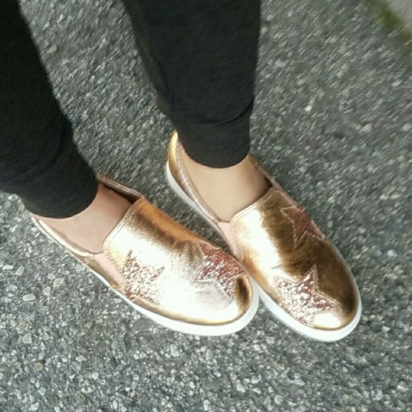 𝙇𝙖𝙨𝙩 5.5, 6, 6.5 & 7 🖤Champagne Metallic Glittery Stars Sneaker - Picture 2 of 8