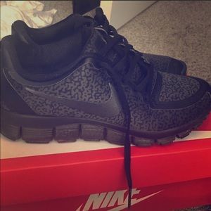 NIKE Free Runs