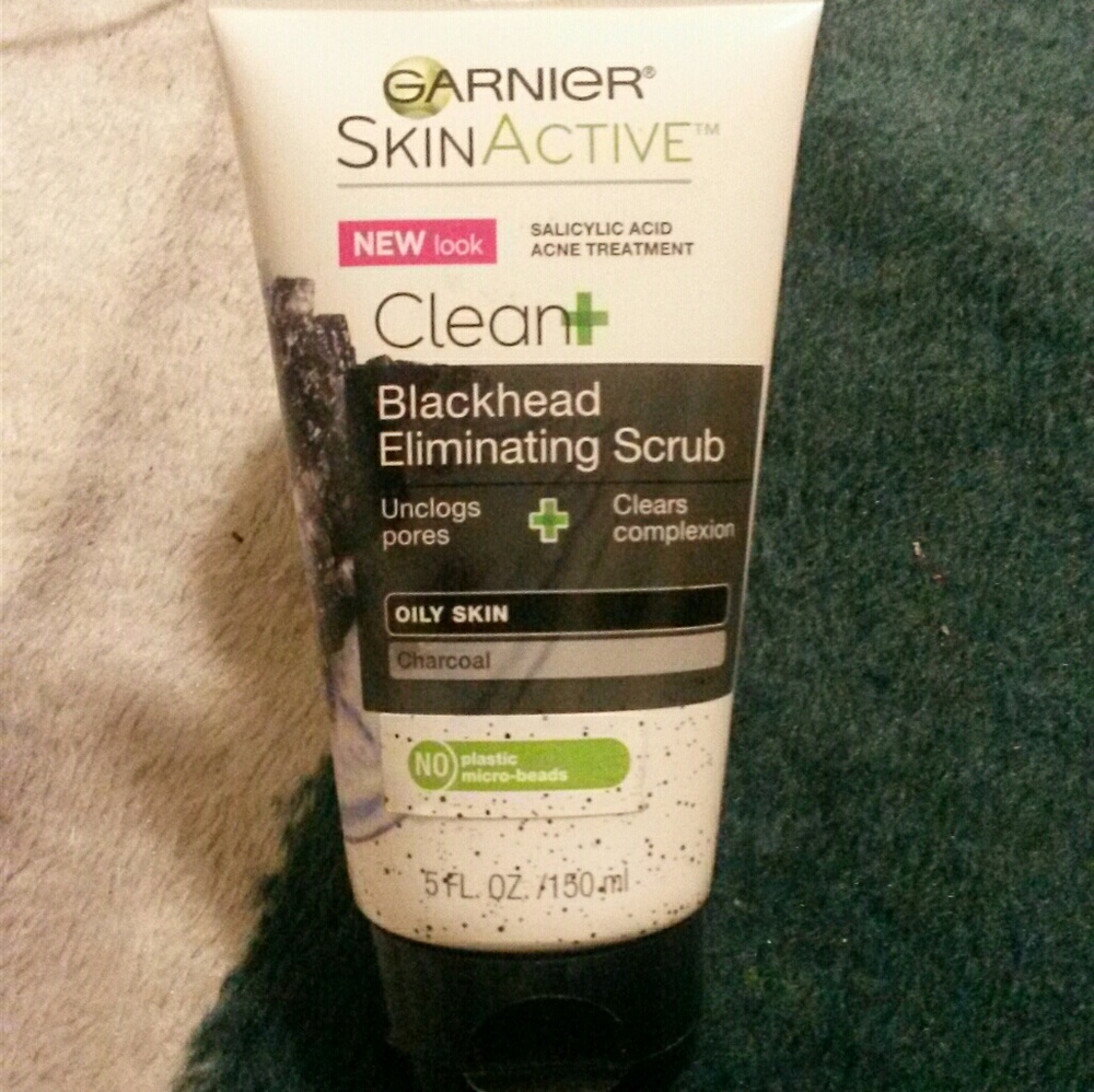 Garnier Blackhead Eliminatimg Scrub